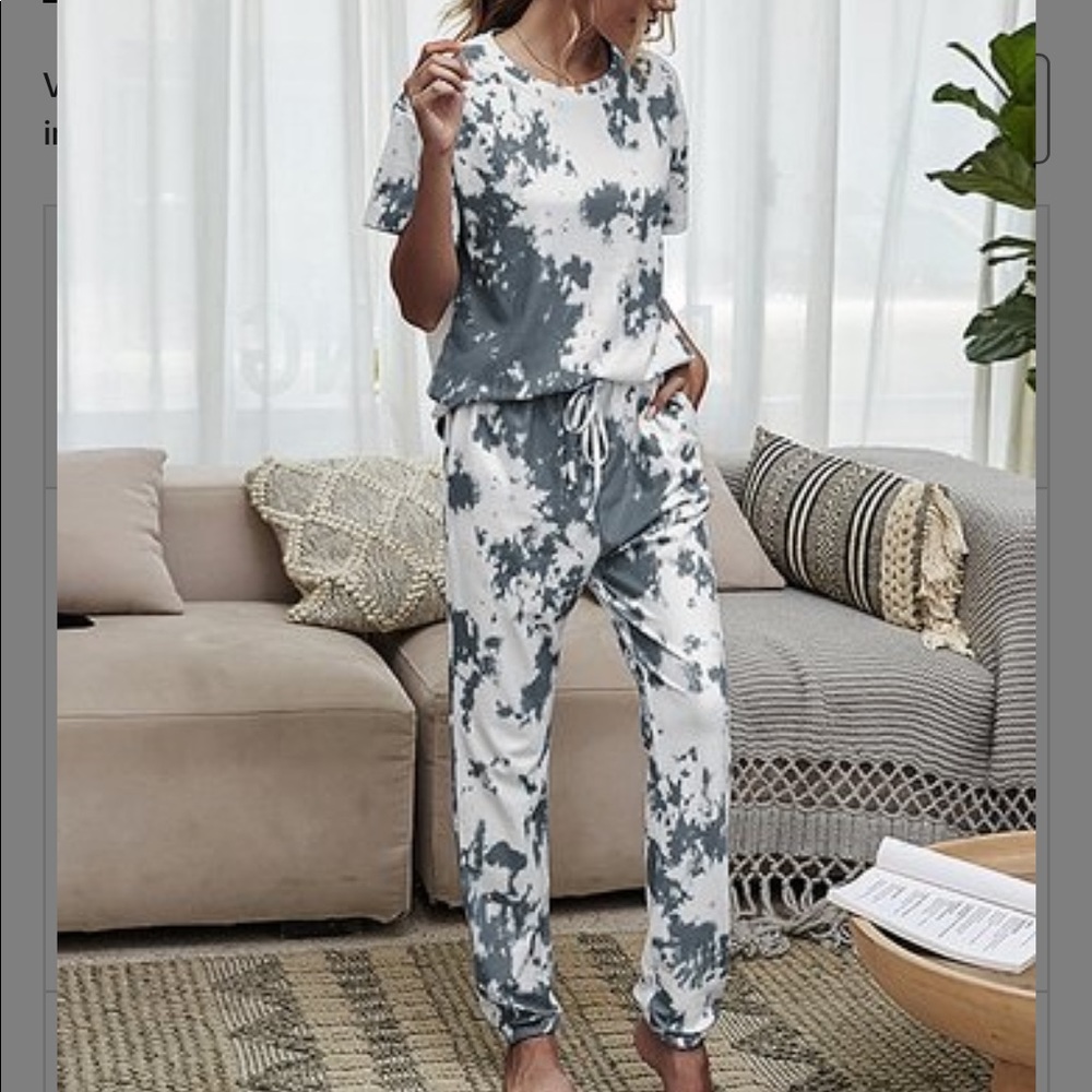 Gray & White Tie-Dye Tee & Joggers - Women